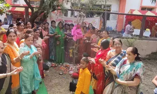 अक्षय नवमी पर्व आज! काशी में आंवले के वृक्ष का महिलाएं कर रही पूजन-अर्चन...