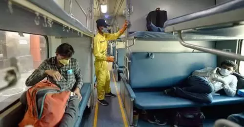 रेलवे ने शुरू कर दी यह धांसू सर्व‍िस, नाइट में सफर करने वालों की हो गई बल्‍ले-बल्‍ले