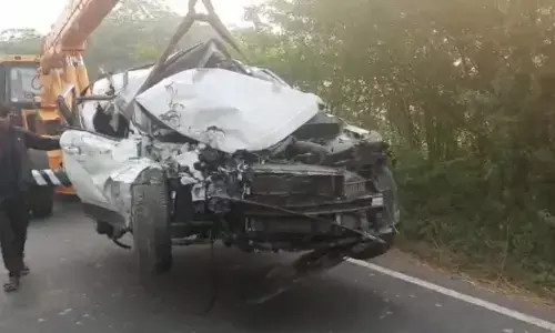 UP : हाथरस में भीषण सड़क हादसा, कार और ट्रक की टक्कर में खाटू श्याम दर्शन करने जा रहे तीन कार सवार लोगों की मौत