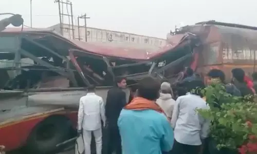 यूपी : आगरा में भीषण सड़क हादसा, खड़े कैंटर में घुसी रोडवेज बस, 2 की मौत, कई यात्री घायल यूपी : आगरा में भीषण सड़क हादसा, खड़े कैंटर में घुसी रोडवेज बस, 2 की मौत, कई यात्री घायल