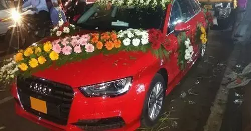 शादी में मिली कार से दूल्हे ने अपनी ही आंटी को मारी टक्कर, फिर हुई ऐसी चौंकाने वाली घटना शादी में मिली कार से दूल्हे ने अपनी ही आंटी को मारी टक्कर, फिर हुई ऐसी चौंकाने वाली घटना