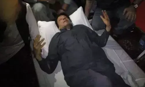पूर्व पीएम इमरान खान पर कातिलाना हमला, अस्पताल में भर्ती, 1 की मौत, हमलावर की पहली तस्वीर आई सामने, देखें घटना का VIDEO