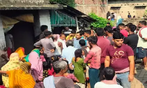 पति-पत्नी के झगड़े में अचानक चलने लगी तलवारें, तीन वर्षीय मासूम की गयी जान पति-पत्नी के झगड़े में अचानक चलने लगी तलवारें, तीन वर्षीय मासूम की गयी जान