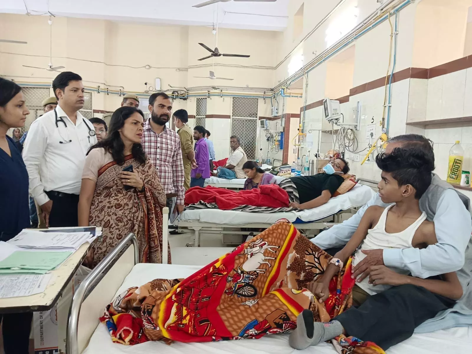 मंडलायुक्त ने निर्देश देते हुए कहा कि डेंगू , मलेरिया के जो मरीज हैं इनके लिए एक वार्ड अलग बना लिया जाए मंडलायुक्त ने निर्देश देते हुए कहा कि डेंगू , मलेरिया के जो मरीज हैं इनके लिए एक वार्ड अलग बना लिया जाए