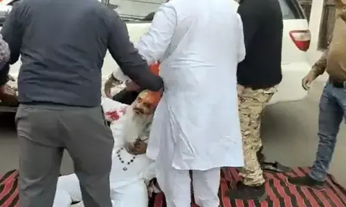 Shiv Sena leader Sudhir Suri shot in Amritsar,: शिवसेना नेता सुधीर सूरी को अमृतसर में गोली मारी, दो गोलियां लगी Shiv Sena leader Sudhir Suri shot in Amritsar,: शिवसेना नेता सुधीर सूरी को अमृतसर में गोली मारी, दो गोलियां लगी