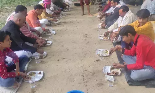 आँवला के नीचे ब्राम्हणो को कराया गया भोज