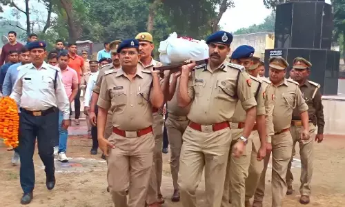 ड्यूटी के दौरान अचानक तबियत खराब होने पर उक्त मुख्य आरक्षी खड़े-खड़े गिर गये,मौत, एसएसपी ने दिया कंधा ड्यूटी के दौरान अचानक तबियत खराब होने पर उक्त मुख्य आरक्षी खड़े-खड़े गिर गये,मौत, एसएसपी ने दिया कंधा