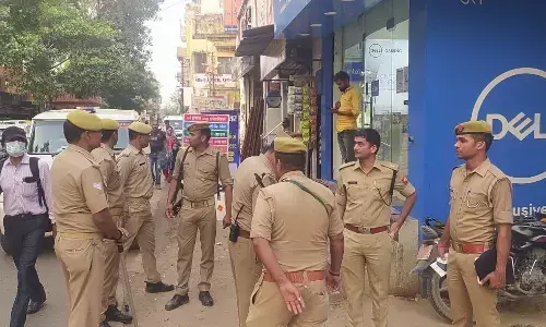 पुलिस चौकी के बगल में चल रहा था स्पा पार्लर! पुलिस कर रही है आरोपियों की तलाश... पुलिस चौकी के बगल में चल रहा था स्पा पार्लर! पुलिस कर रही है आरोपियों की तलाश...