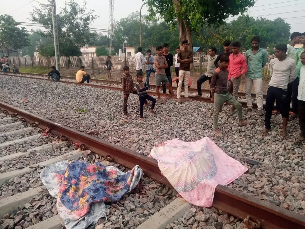 रेलवे ठेकेदारों की लापरवाही से दो टुकड़े में कटा युवक का शरीर