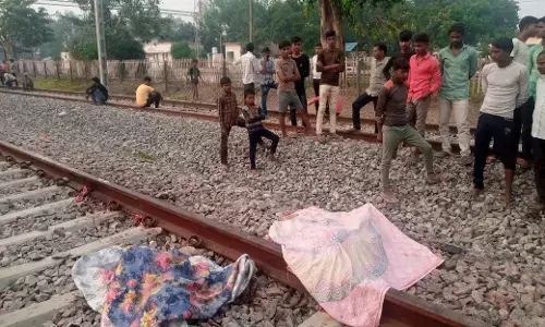 रेलवे ठेकेदारों की लापरवाही से दो टुकड़े में कटा युवक का शरीर रेलवे ठेकेदारों की लापरवाही से दो टुकड़े में कटा युवक का शरीर