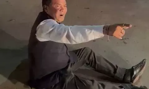 पूर्व गृहमंत्री के बेटे का नशे में हंगामा, चलती बस के सामने लेट गए, Video Viral दी गालियां पूर्व गृहमंत्री के बेटे का नशे में हंगामा, चलती बस के सामने लेट गए, Video Viral दी गालियां