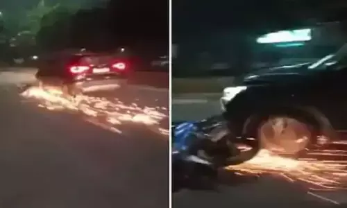 गाजियाबाद में बाइक को 1 KM तक घसीटती चली गई कार, बना फिल्मों से भी भयंकर सीन, देखें- दिल दहलाने वाला वीडियो गाजियाबाद में बाइक को 1 KM तक घसीटती चली गई कार, बना फिल्मों से भी भयंकर सीन, देखें- दिल दहलाने वाला वीडियो