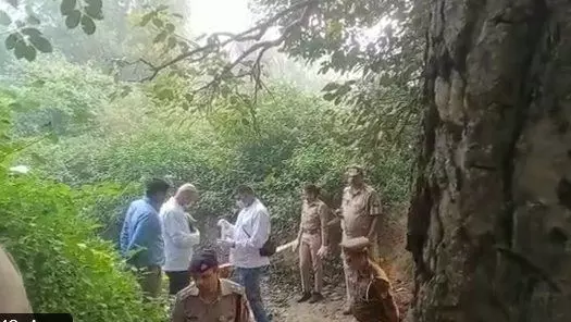 फर्रुखाबाद: चाकू लेकर हत्यारा पहुंचा थाने, देखकर पुलिस कर्मी हैरान, बोला दोनों को काट डाला फर्रुखाबाद: चाकू लेकर हत्यारा पहुंचा थाने, देखकर पुलिस कर्मी हैरान, बोला दोनों को काट डाला