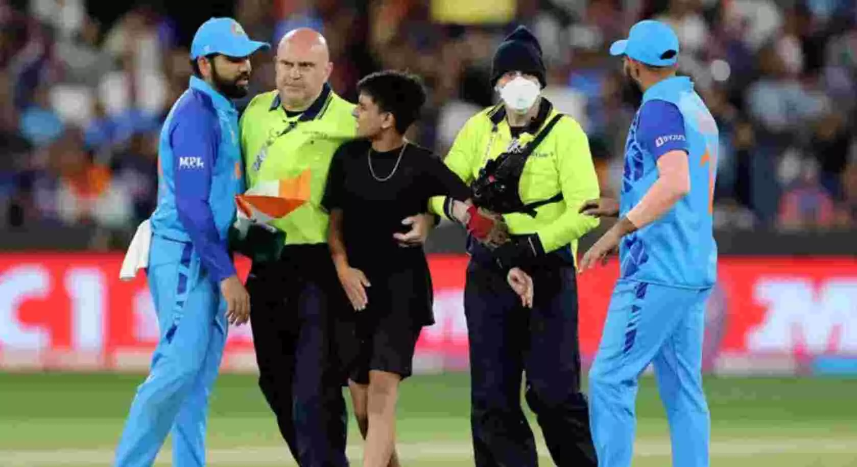 INDvsZIM : जब बीच मैच में स्टेडियम में घुस गया रोहित शर्मा का फैन - अब लगा लाखों का जुर्माना