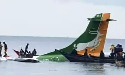 तंजानिया की विक्टोरिया झील में पैसेंजर प्लेन क्रैश, 49 यात्री थे सवार, तीन लोगों की मौत तंजानिया की विक्टोरिया झील में पैसेंजर प्लेन क्रैश, 49 यात्री थे सवार, तीन लोगों की मौत