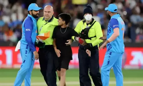 INDvsZIM : जब बीच मैच में स्टेडियम में घुस गया रोहित शर्मा का फैन - अब लगा लाखों का जुर्माना INDvsZIM : जब बीच मैच में स्टेडियम में घुस गया रोहित शर्मा का फैन - अब लगा लाखों का जुर्माना