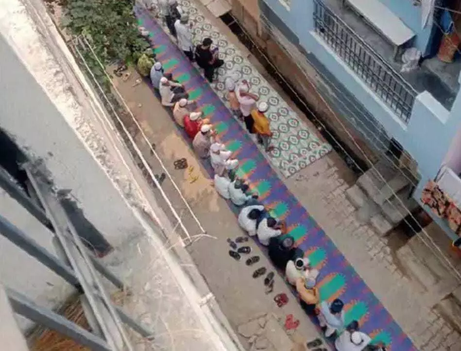 Ghaziabad Breaking News:गाजियाबाद के खोड़ा में सड़क पर पढ़ी नमाज, फिर हुआ ये हाल