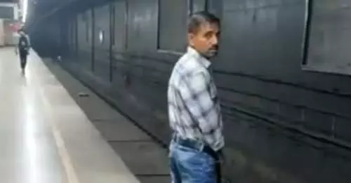 Video: दिल्ली मेट्रो की पटरी पर जब ये शख्स करने लगा पेशाब, तभी बनाया ये वीडियो और किया वायरल,जानें DMRC ने क्या कहा