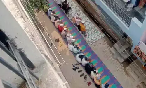 Ghaziabad Breaking News:गाजियाबाद के खोड़ा में सड़क पर पढ़ी नमाज, फिर हुआ ये हाल