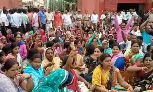 यूपी के बिजनौर में शिक्षामित्रों की समस्याओं के समाधान की मांग