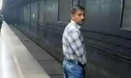 Video: दिल्ली मेट्रो की पटरी पर जब ये शख्स करने लगा पेशाब, तभी बनाया ये वीडियो और किया वायरल,जानें DMRC ने क्या कहा Video: दिल्ली मेट्रो की पटरी पर जब ये शख्स करने लगा पेशाब, तभी बनाया ये वीडियो और किया वायरल,जानें DMRC ने क्या कहा