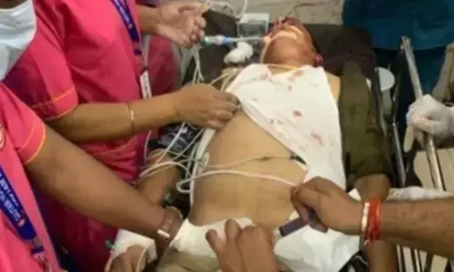 पुलिस कांस्टेबल को लकड़ी से भरे ट्रक ने रौंदा, मचा हड़कंप पुलिस कांस्टेबल को लकड़ी से भरे ट्रक ने रौंदा, मचा हड़कंप