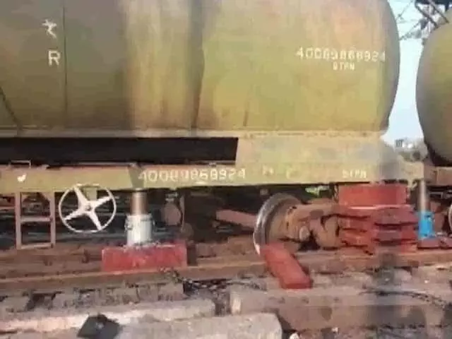 झांसी-कानपुर रेलवे ट्रैक पर मालगाड़ी के पांच डिब्बे पटरी से उतरे, इन ट्रेनो के बदले गए रूट