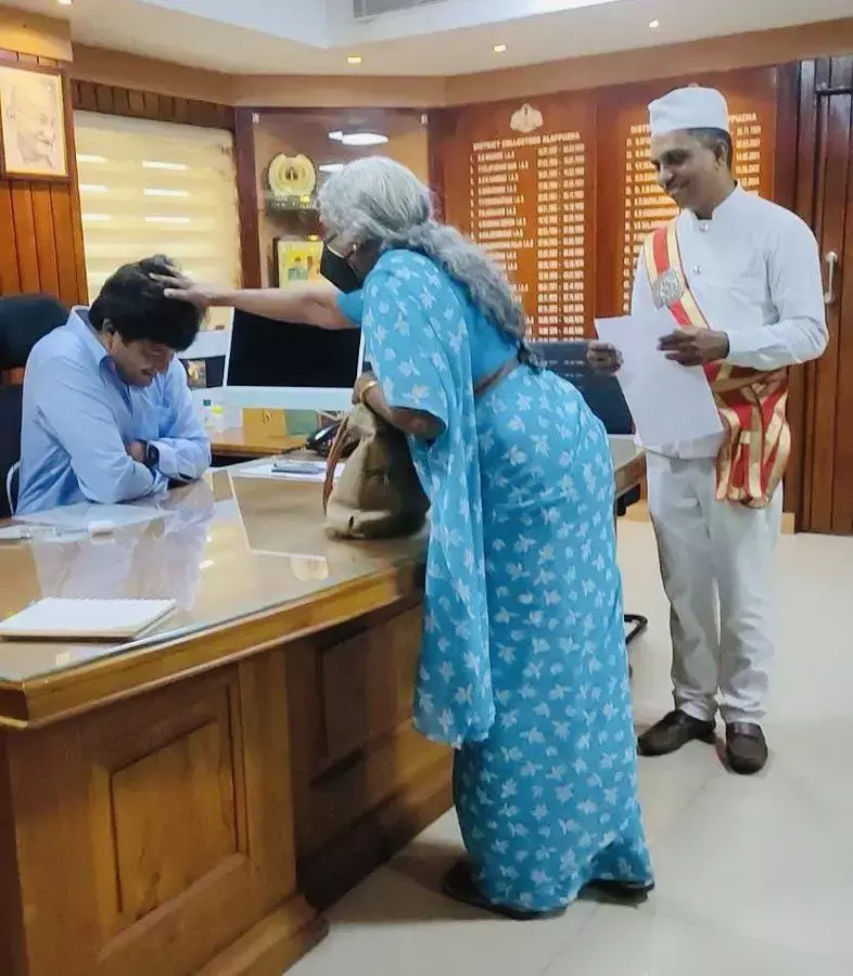 बुजुर्ग महिला ने दिया IAS अधिकारी को आशीर्वाद, अफसर ने झुका लिया सिर, और बोले ....... बुजुर्ग महिला ने दिया IAS अधिकारी को आशीर्वाद, अफसर ने झुका लिया सिर, और बोले .......