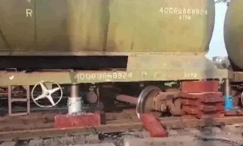 झांसी-कानपुर रेलवे ट्रैक पर मालगाड़ी के पांच डिब्बे पटरी से उतरे, इन ट्रेनो के बदले गए रूट