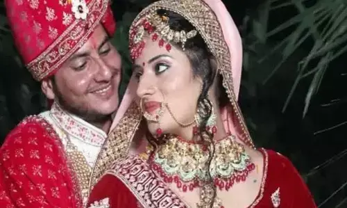 अजब चाहत! प्यार में महिला टीचर बनी पुरुष, फिर स्टूडेंट से रचाई शादी, देखिए ये अनोखी तस्वीरें अजब चाहत! प्यार में महिला टीचर बनी पुरुष, फिर स्टूडेंट से रचाई शादी, देखिए ये अनोखी तस्वीरें