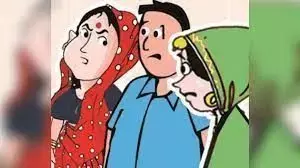 दोनों पत्नियां थाने में भिड़ गई, पति के साथ रहने को लेकर थानेदार ने कराया अजीबोगरीब समझौता दोनों पत्नियां थाने में भिड़ गई, पति के साथ रहने को लेकर थानेदार ने कराया अजीबोगरीब समझौता