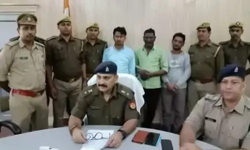 बाराबंकी में चोरी का सामान बिकवाने में 6 पुलिसकर्मी सस्पेंड, SSI और चौकी इंचार्ज भी शामिल, किसान नेता के बेटों समेत 6 अन्य गिरफ्तार बाराबंकी में चोरी का सामान बिकवाने में 6 पुलिसकर्मी सस्पेंड, SSI और चौकी इंचार्ज भी शामिल, किसान नेता के बेटों समेत 6 अन्य गिरफ्तार