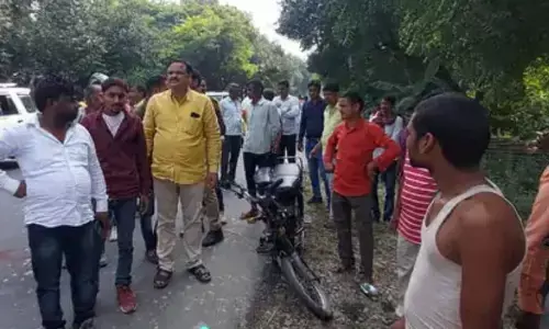 सड़क हादसे में प्रधान प्रतिनिधि की मौत, महिला सहित दो घायल सड़क हादसे में प्रधान प्रतिनिधि की मौत, महिला सहित दो घायल