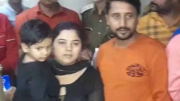 3 वर्ष के बच्चे को जब गाजियाबाद पुलिस ने सकुशल बरामद कर परिवार को सौंपा तब माँ ने बच्चे को चिपका लिया