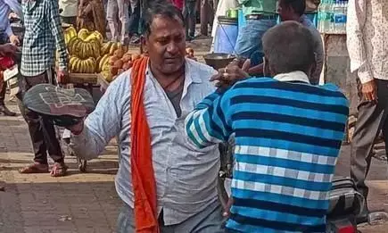 हमीरपुर बस छूटी तो नाराज बड़े भाई ने छोटे को जूते से पीटा, समोसा खाने के लिए होटल चला गया था युवक हमीरपुर बस छूटी तो नाराज बड़े भाई ने छोटे को जूते से पीटा, समोसा खाने के लिए होटल चला गया था युवक