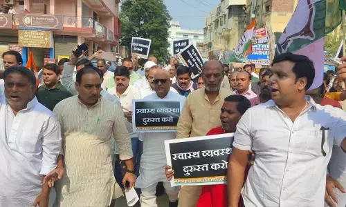 डेंगू की स्थिति पर वाराणसी में कांग्रेस कार्यकर्ताओं ने घेरा सीएमओ कार्यालय...