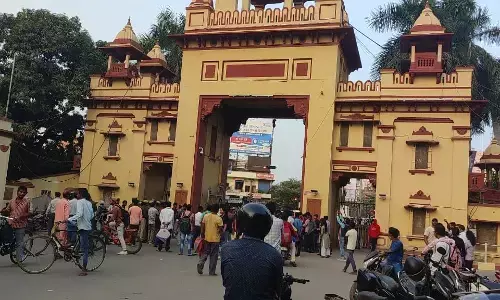 बीएचयू में फीस वृद्धि का मुद्दा गर्माया! छात्रों ने बंद किया सिंहद्वार... बीएचयू में फीस वृद्धि का मुद्दा गर्माया! छात्रों ने बंद किया सिंहद्वार...