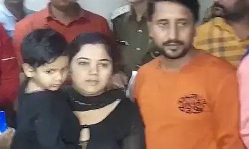 3 वर्ष के बच्चे को जब गाजियाबाद पुलिस ने सकुशल बरामद कर परिवार को सौंपा तब माँ ने बच्चे को चिपका लिया 3 वर्ष के बच्चे को जब गाजियाबाद पुलिस ने सकुशल बरामद कर परिवार को सौंपा तब माँ ने बच्चे को चिपका लिया