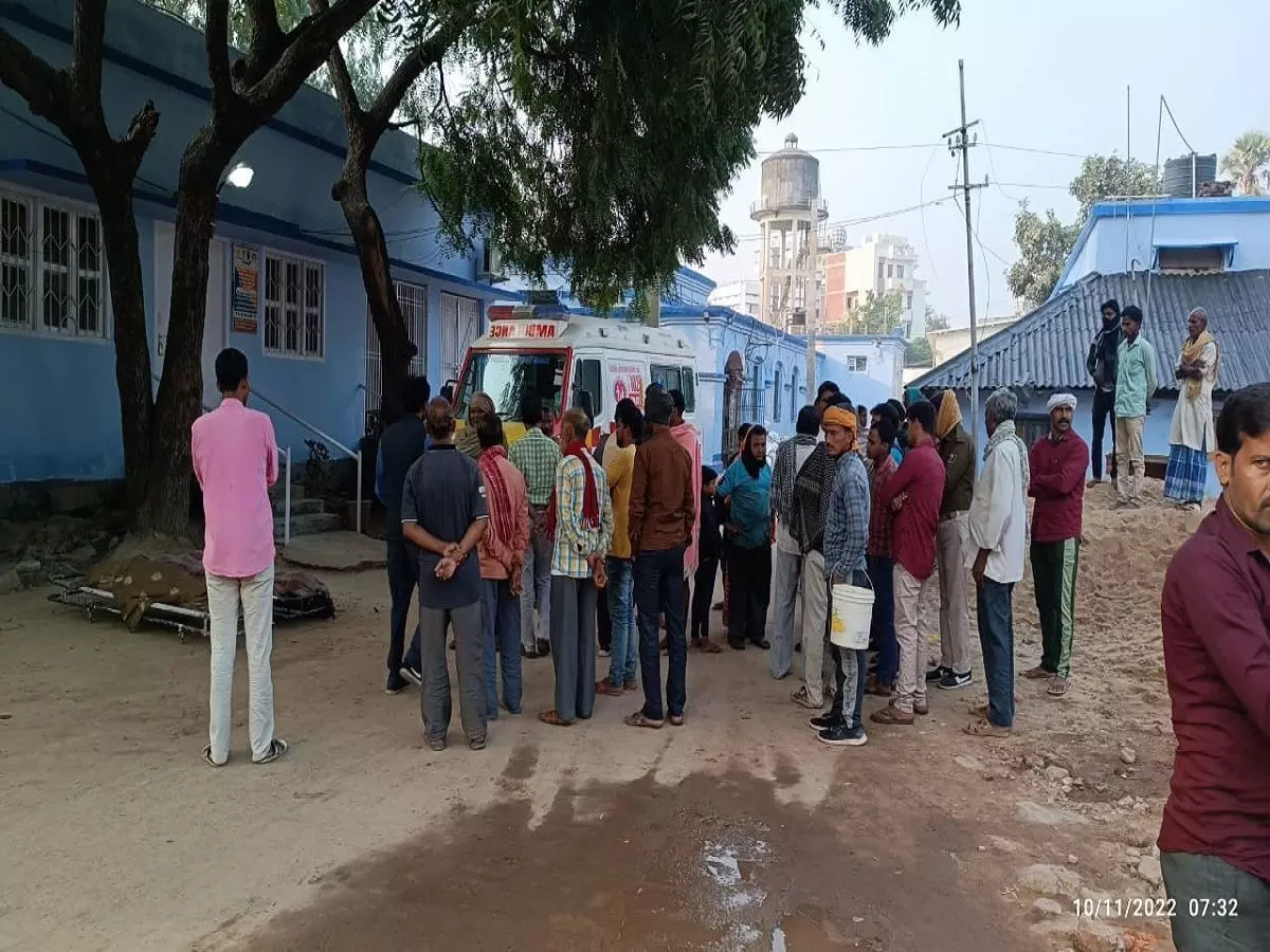 बिहार से बड़ी खबर : नवादा में एक ही परिवार के पांच लोगों ने जहर खाकर की आत्महत्या, छठे की हालत गंभीर..सामने आई ये वजह बिहार से बड़ी खबर : नवादा में एक ही परिवार के पांच लोगों ने जहर खाकर की आत्महत्या, छठे की हालत गंभीर..सामने आई ये वजह