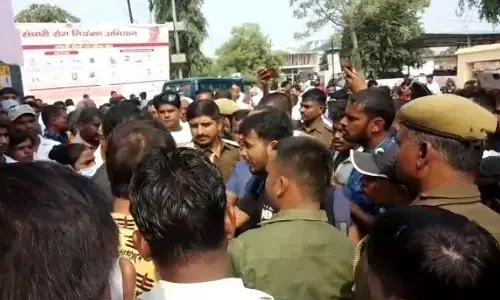 चंदौली में सड़क हादसे में पीड़ित की मौत के बाद सरकारी डॉक्टर पर मुकदमा दर्ज... चंदौली में सड़क हादसे में पीड़ित की मौत के बाद सरकारी डॉक्टर पर मुकदमा दर्ज...