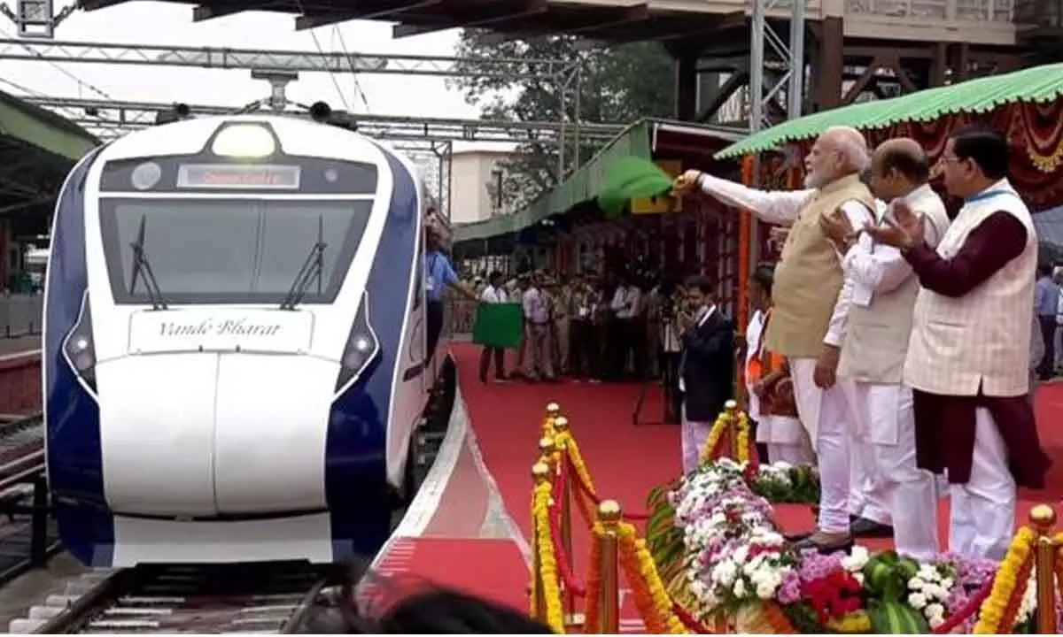 Vande Bharat Express: दक्षिण भारत को मिली पहली वंदे भारत एक्सप्रेस ट्रेन, PM मोदी ने दिखाई हरी झंडी