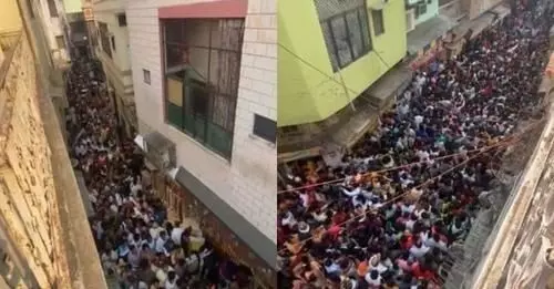 वृंदावन में ठाकुर बांकेबिहारी के दर्शन के लिए लगी दो किमी लंबी कतार, नई व्यवस्था भक्तों पर भारी वृंदावन में ठाकुर बांकेबिहारी के दर्शन के लिए लगी दो किमी लंबी कतार, नई व्यवस्था भक्तों पर भारी