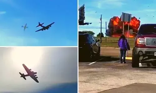 рдПрдпрд░ рд╢реЛ рдХреЗ рджреМрд░рд╛рди рднреАрд╖рдг рд╣рд╛рджрд╕рд╛, рд╣рд╡рд╛ рдореЗрдВ рдЖрдкрд╕ рдореЗрдВ рдЯрдХрд░рд╛рдП 2 рд╡реЙрд░ рдкреНрд▓реЗрди; рд╣реЛрд╢ рдЙреЬрд╛рдиреЗ рд╡рд╛рд▓реЗ рд╡реАрдбрд┐рдпреЛ рдореЗрдВ рджреЗрдЦрд┐рдП- рдХреИрд╕реЗ рдЙрдбрд╝реЗ рдкрд░рдЦрдЪреНрдЪреЗ, 6 рдХреА рдореМрдд рдПрдпрд░ рд╢реЛ рдХреЗ рджреМрд░рд╛рди рднреАрд╖рдг рд╣рд╛рджрд╕рд╛, рд╣рд╡рд╛ рдореЗрдВ рдЖрдкрд╕ рдореЗрдВ рдЯрдХрд░рд╛рдП 2 рд╡реЙрд░ рдкреНрд▓реЗрди; рд╣реЛрд╢ рдЙреЬрд╛рдиреЗ рд╡рд╛рд▓реЗ рд╡реАрдбрд┐рдпреЛ рдореЗрдВ рджреЗрдЦрд┐рдП- рдХреИрд╕реЗ рдЙрдбрд╝реЗ рдкрд░рдЦрдЪреНрдЪреЗ, 6 рдХреА рдореМрдд