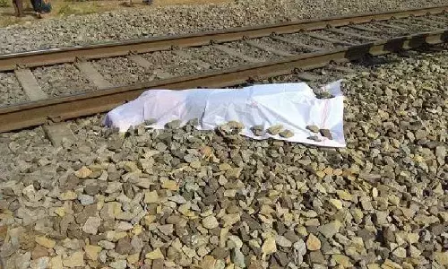 अपनी मासूम बच्ची को बचाने के लिए पिता ने लगाई ट्रेन से छलांग! अपनी मासूम बच्ची को बचाने के लिए पिता ने लगाई ट्रेन से छलांग!
