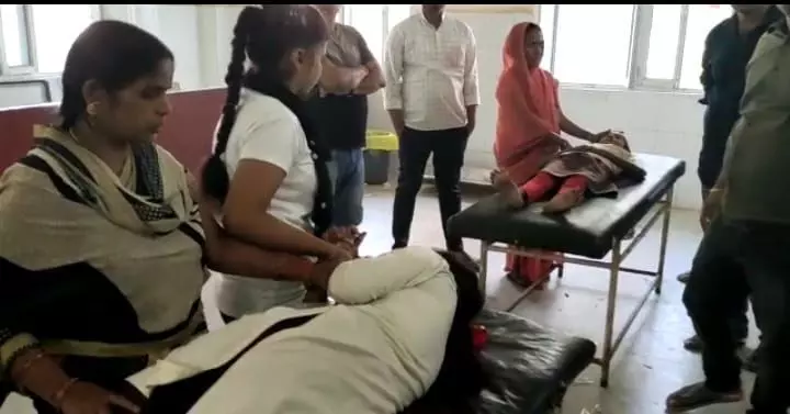 बाल दिवस के अवसर पर मिठाई खाने से छात्राओं की बिगड़ी हालत मचा हड़कम्प- बाल दिवस के अवसर पर मिठाई खाने से छात्राओं की बिगड़ी हालत मचा हड़कम्प-