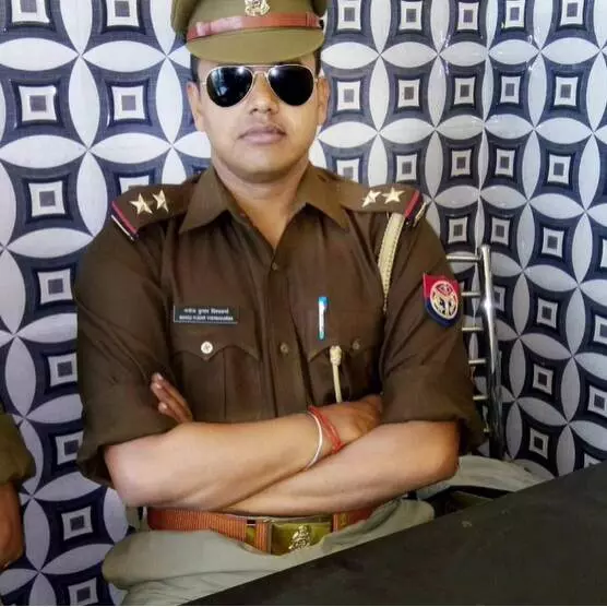 आजमगढ़ में तैनात दरोगा ने दोस्त के घर की गोली मारकर आत्महत्या आजमगढ़ में तैनात दरोगा ने दोस्त के घर की गोली मारकर आत्महत्या