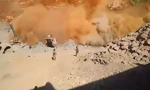 मिजोरम में बड़ा हादसा : पत्थर की खदान धंसी, 8 मजदूरों की मौत, राहत-बचाव कार्य जारी, होश उड़ाने वाला वीडियो आया सामने मिजोरम में बड़ा हादसा : पत्थर की खदान धंसी, 8 मजदूरों की मौत, राहत-बचाव कार्य जारी, होश उड़ाने वाला वीडियो आया सामने