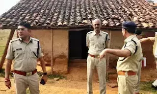 नाज़ायज़ संबंधों में बाधा बन रहे पति को पत्नी ने प्रेमी के साथ मिलकर दी दर्दनाक मौत, 2 साल बाद पत्नी की काली करतूत आई सामने नाज़ायज़ संबंधों में बाधा बन रहे पति को पत्नी ने प्रेमी के साथ मिलकर दी दर्दनाक मौत, 2 साल बाद पत्नी की काली करतूत आई सामने