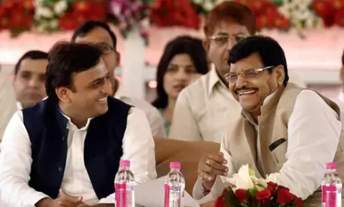 भतीजे अखिलेश को मिलेगा चाचा शिवपाल का आर्शीवाद, अब बहू डिंपल के लिए मांगेंगे वोट भतीजे अखिलेश को मिलेगा चाचा शिवपाल का आर्शीवाद, अब बहू डिंपल के लिए मांगेंगे वोट