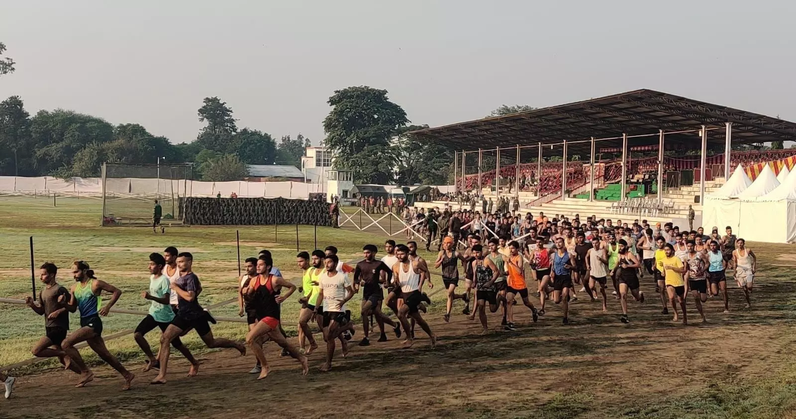 वाराणसी में अग्निवीर योजना के तहत सेना में भर्ती शुरू! युवाओं ने दिखाया अपना दमखम...